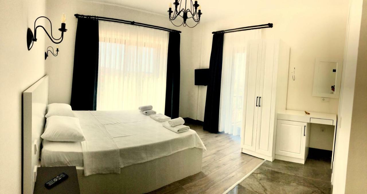 Victoria Hotel And Lounge Foca Kültér fotó